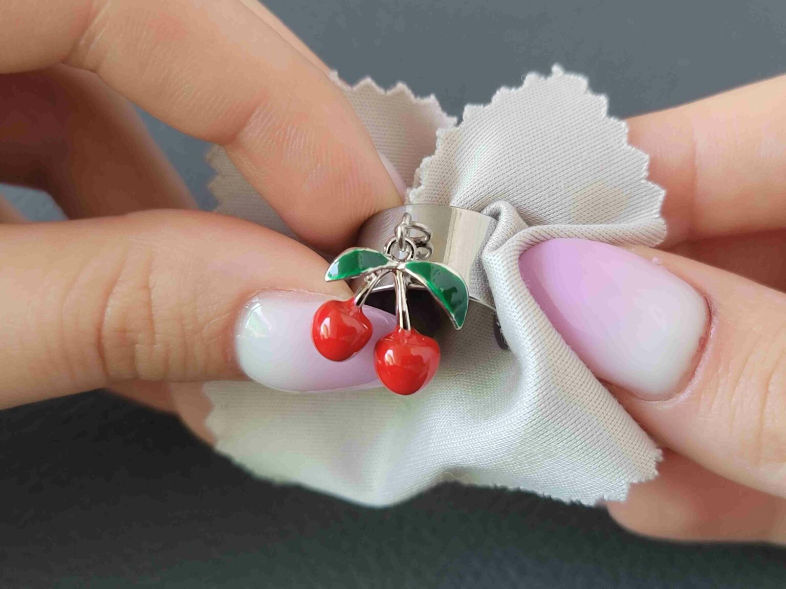 Comment raviver l’éclat de votre bijou charms marqué par le sel de mer