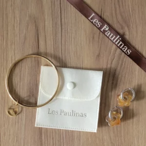 Mise en situation de bijoux dorés et argentés