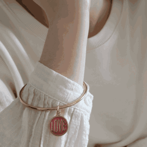 Jonc LOVE Rose doré porté sur un poignet féminin