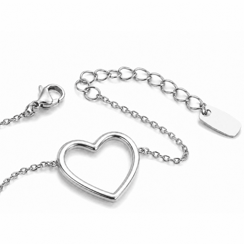 Les Paulinas, détail du bracelet Paulina Précieuse argenté en acier inoxydable Zoom sur la chaîne fine et le fermoir du bracelet Paulina Précieuse argenté en acier inoxydable Les Paulinas