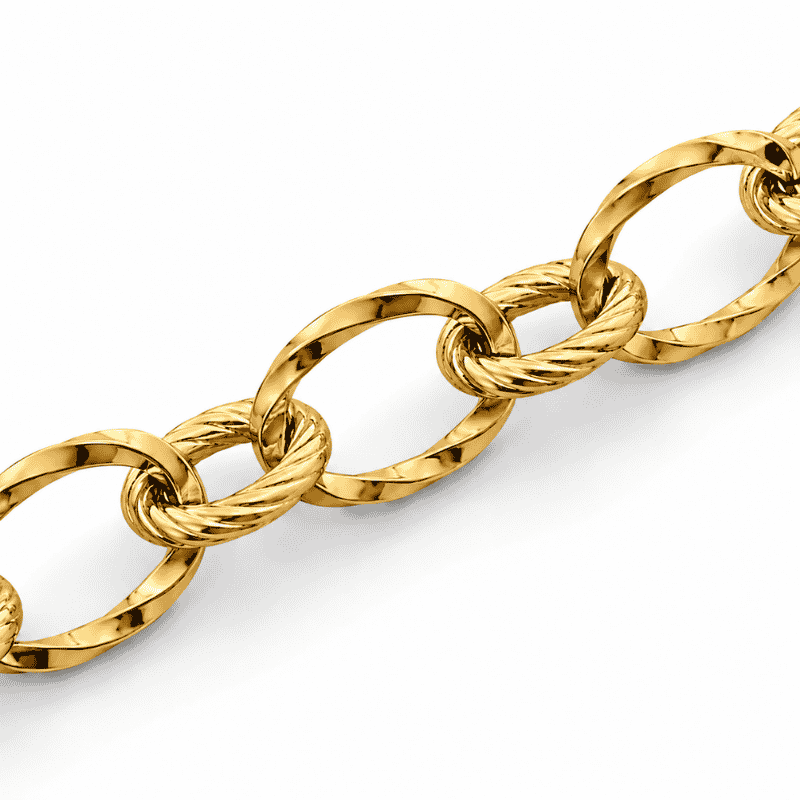 Les Paulinas, détail des mailles du bracelet Paulina Sophistiquée doré en acier inoxydable Zoom sur les mailles ovales texturées du bracelet Paulina Sophistiquée doré en acier inoxydable Les Paulinas