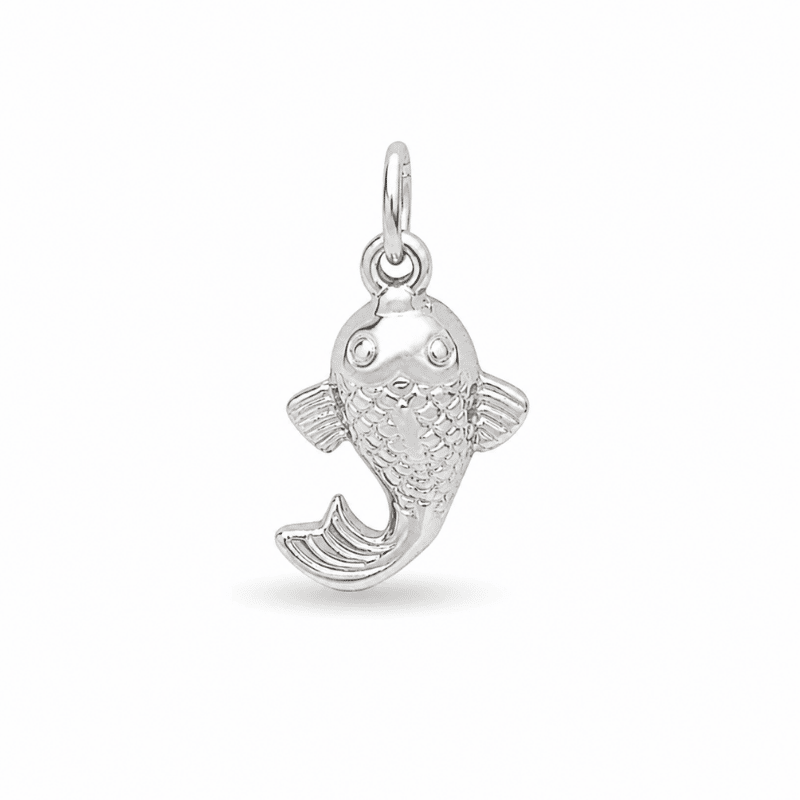 Les Paulinas, charm carpe japonaise argenté en acier inoxydable Charm carpe japonaise argenté en acier inoxydable avec détails fins, pour bijou personnalisable Les Paulinas
