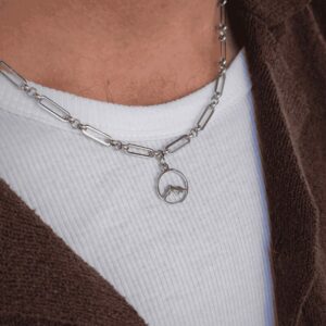 Collier homme argenté en acier inoxydable avec pendentif représentant le Pic du Midi d'Ossau et chaîne maille trombone