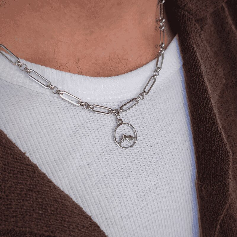 Les Paulinas, Collier Homme Argenté Pic du Midi d'Ossau en Acier Inoxydable Collier homme argenté en acier inoxydable avec pendentif représentant le Pic du Midi d'Ossau et chaîne maille trombone