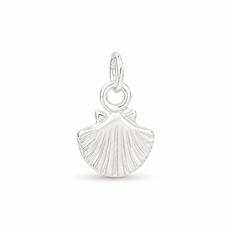 Les Paulinas, charm coquillage argenté en acier inoxydable Charm coquillage argenté en acier inoxydable avec reliefs délicats, pour bijou personnalisable Les Paulinas