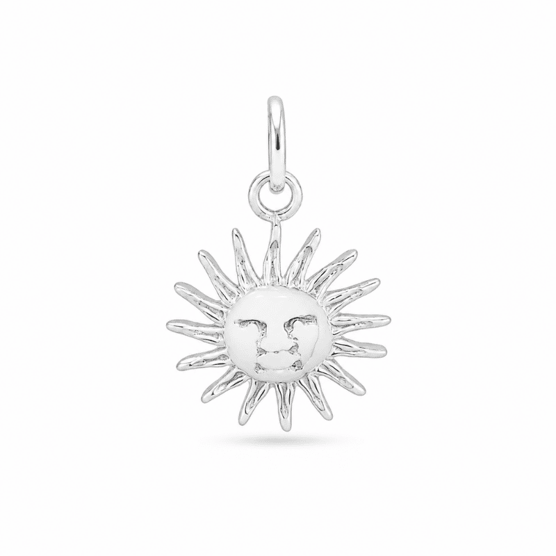 Les Paulinas, charm soleil argenté en acier inoxydable Charm soleil argenté en acier inoxydable avec détails gravés, pour bijou personnalisable Les Paulinas