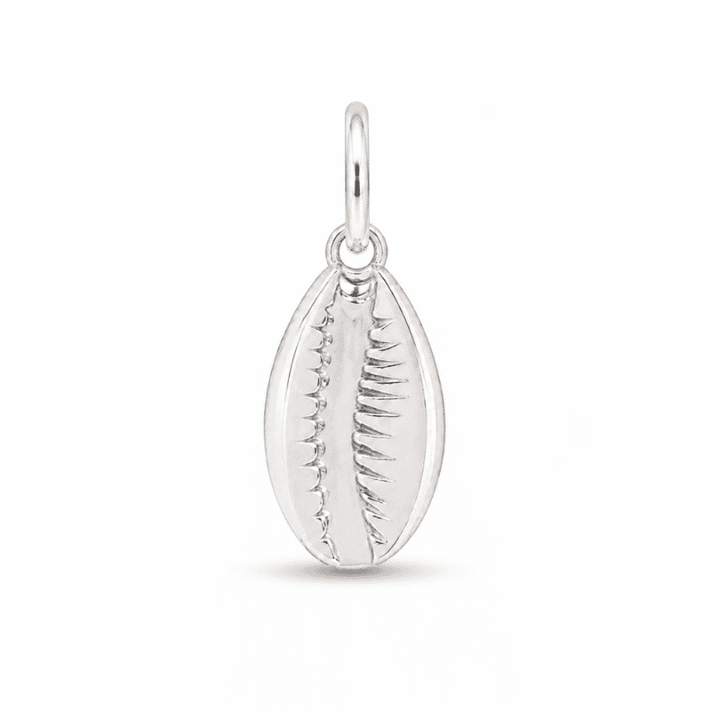 Les Paulinas, charm cauri argenté en acier inoxydable Charm cauri argenté en acier inoxydable représentant un coquillage, pour bijou personnalisable Les Paulinas