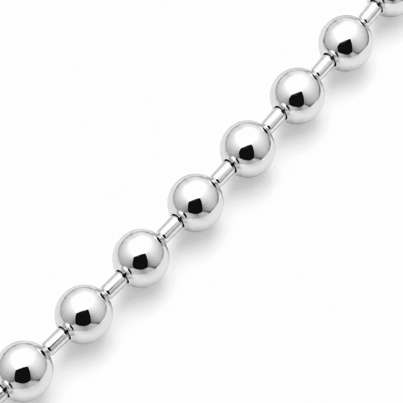 Les Paulinas, zoom sur la chaîne du collier Paulina Audacieuse argenté Zoom sur la maille à boules en relief du collier Paulina Audacieuse argenté en acier inoxydable Les Paulinas