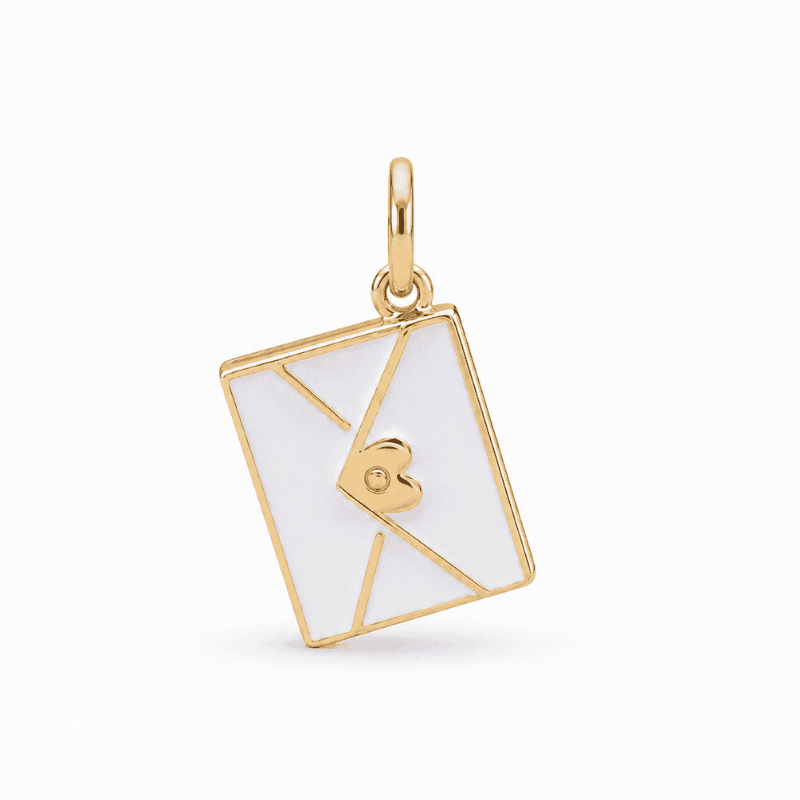 Les Paulinas, charm enveloppe blanche doré en acier inoxydable Charm enveloppe blanche doré en acier inoxydable avec émail blanc, pour bijou personnalisable Les Paulinas