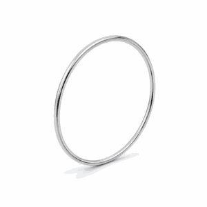 Jonc Paulina argenté en acier inoxydable présenté légèrement incliné, bracelet personnalisable Les Paulinas
