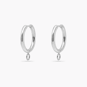 Paire de boucles d'oreilles Paulina Délicate argenté en acier inoxydable avec anneaux personnalisables et attache pour charms Les Paulinas, vue de face