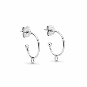 Paire de boucles d'oreilles personnalisables Paulina Subtile argentée en acier inoxydable, vue de face, avec anneaux ouverts pour charms Les Paulinas