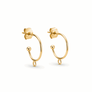 Paire de boucles d'oreilles personnalisables Paulina Subtile dorée en acier inoxydable, vue de face, avec anneaux ouverts et accroches pour charms Les Paulina