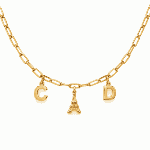 Collier personnalisable doré inspiré de Céline Dion avec les initiales C et D et un charm Tour Eiffel sur une chaîne Paulina Originale Les Paulinas