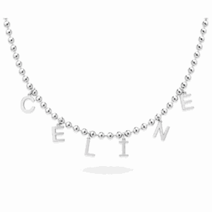 Collier personnalisable argenté inspiré de Céline Dion avec les lettres C E L I N E sur une chaîne Paulina Audacieuse Les Paulina