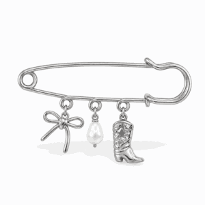 Broche à charms argentée en acier inoxydable avec charms nœud, perle blanche et botte de cowboy, pour bijou personnalisable Les Paulinas